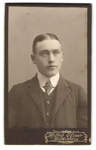 Fotografie Helfrid Elsner, Falkenberg, Porträt eines jungen Mannes