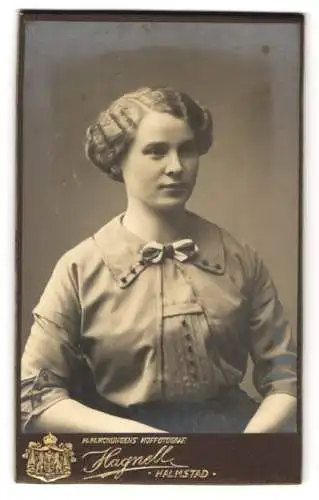 Fotografie A. J. Hagnell, Halmstad, Storgatan, Porträt einer eleganten Dame