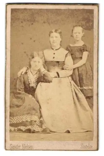 Fotografie Sander Nielsen, Slagelse, Eine Frauen und zwei Mädchen im Porträt