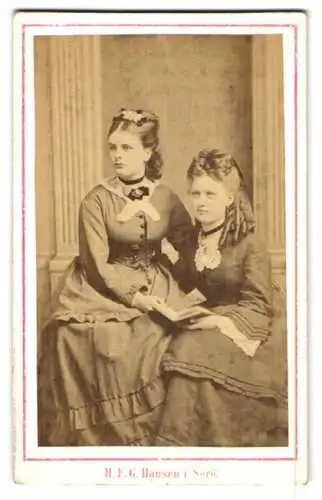Fotografie H.F.G. Hansen, Sorø, Zwei Frauen in viktorianischer Kleidung