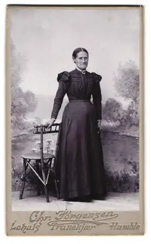 Fotografie Chr. Jorgensen, Lohals, Frau mit Stuhl