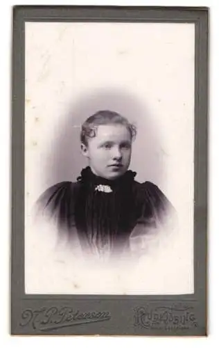 Fotografie N.P. Petersen, Rudkjøbing, Hotel Langeland, Porträt einer jungen Frau