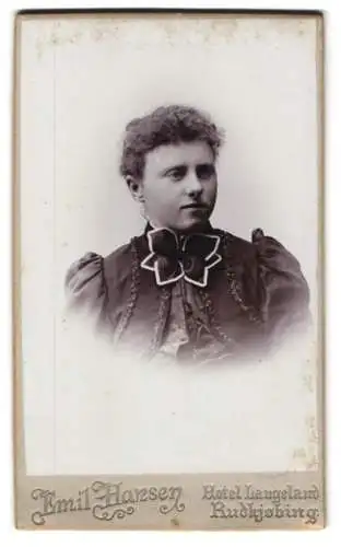 Fotografie Emil Hansen, Rudkjöbing, Hotel Langeland, Porträt einer eleganten Dame