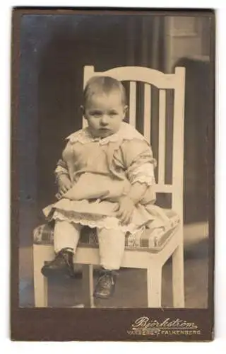 Fotografie Björkström, Varberg, Torggatan, Kind auf Stuhl