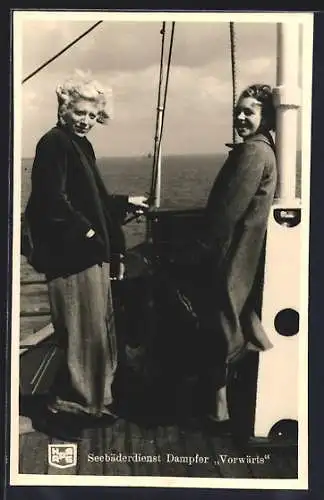 AK Seebäderdienst Dampfer Vorwärts, Frauen an Deck