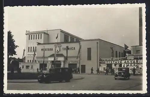 AK Pardubice, Vystava Akvarii, Ausstellungsgebäude mit Strasse u. Autos