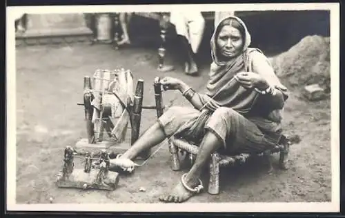 Foto-AK Indische Frau am Spinnrad