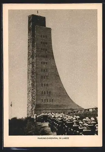 AK Laboe, Marine-Ehrenmal, U-Boot-Matrosen im Marsch
