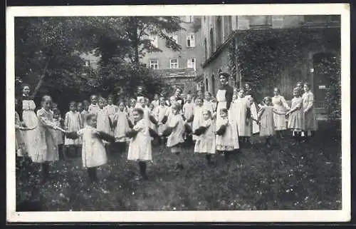 AK Verein Lasset die Kleinen zu mir kommen, Vereinskinder beim Spiel