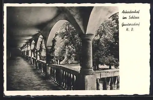 AK Guntersdorf /N. D., Arkadenhof im Schloss