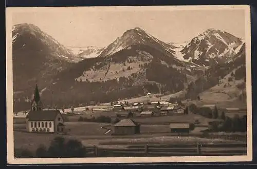 AK Schattwald /Tirol, Ortsansicht mit Bergpanorama und Kirche