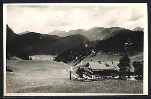 Foto-AK Hinterdux bei Kufstein, Ortsansicht mit Berglandschaft