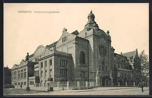 AK Nürnberg, Strassenecke mit Litfasssäule am Kulturvereinsgebäude