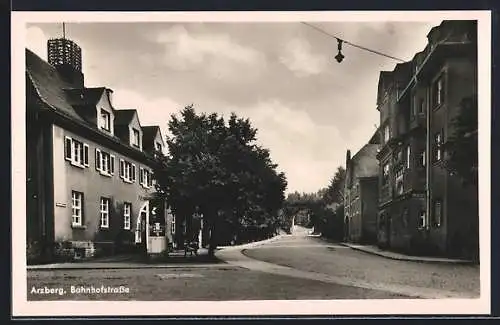 AK Arzberg / Ofr., Bahnhofstrasse mit Postamt & Litfasssäule