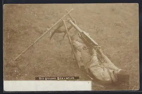 Foto-AK Französischer Soldat mit Maschinengewehr in Gestell, Mit grosser Elevation