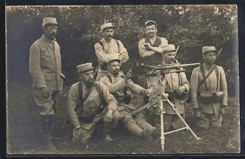 Foto-AK Französische Infanteriesoldaten posieren mit Maschinengewehr
