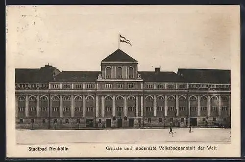 AK Berlin-Neukölln, Stadtbad mit Strassenpartie