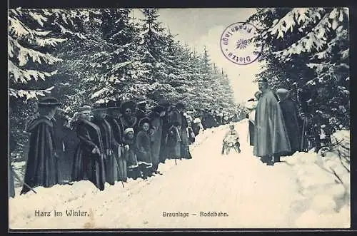 AK Braunlage /Harz, Junge mit Schlitten auf der Rodelbahn im Winter