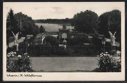 AK Schwerin i. M., Schlossterrassen mit Engelsstatuen und Flusspartie