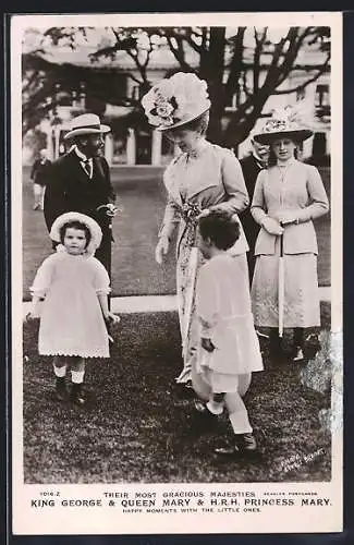 AK König George, Königin Mary und Prinzessin Mary in einem Park