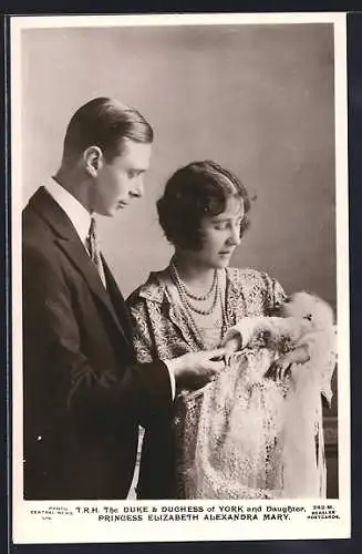 AK Herzog und Herzogin von York mit der kleinen Prinzessin Elizabeth Alexandra Mary