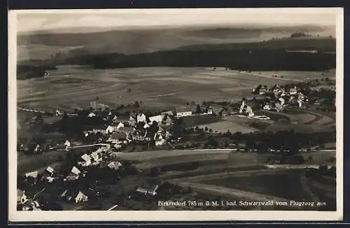 AK Birkendorf i. bad. Schwarzwald, Teilansicht mit Strassenpartie, Fliegeraufnahme