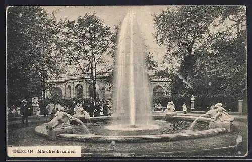 AK Berlin-Friedrichshain, Märchenbrunnen mit Spaziergängern