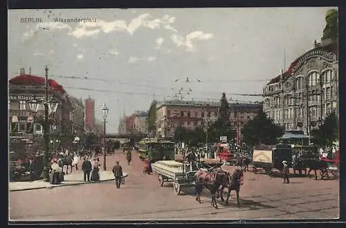 AK Berlin, Blick über den belebten Alexanderplatz, Strassenbahnen