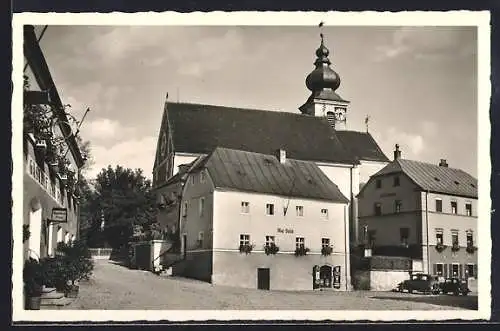 AK Oberviechtach, Strassenpartie mit Kirche und Gasthof Post