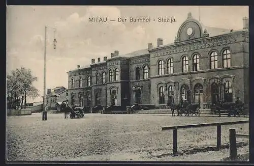 AK Mitau, Bahnhof mit Vorplatz und Fuhrwerken