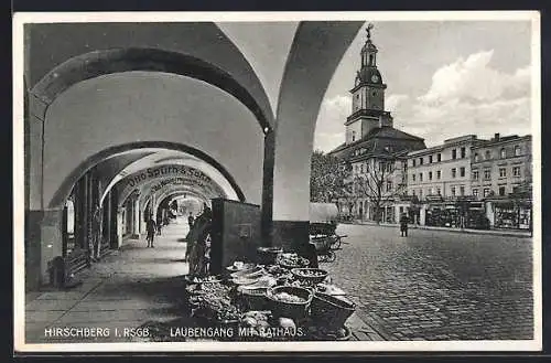 AK Hirschberg, Laubengang mit Rathaus