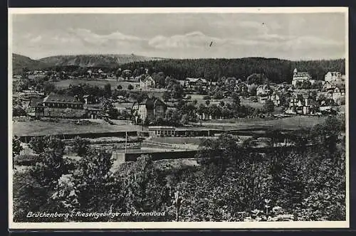 AK Brückenberg i. Riesengebirge, Das Schwimbad mit Blick zum Ort