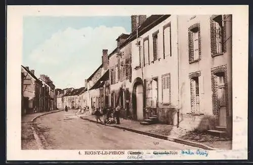 AK Rigny-le-Ferron, Grande Rue animée avec bâtiments et passants