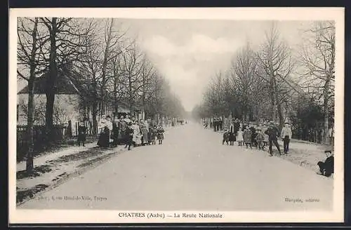 AK Châtres, La Route Nationale animée par des passants et des enfants en hiver
