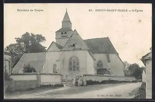 AK Droup-Saint-Basle, L`église avec des visiteurs devant l`entrée