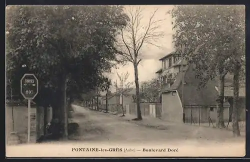 AK Fontaine-les-Grès, Boulevard Doré avec arbres et bâtiments adjacents