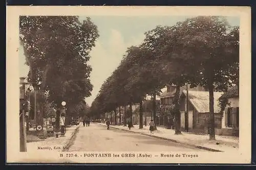 AK Fontaine-les-Grès, Route de Troyes bordée d`arbres et maisons adjacentes