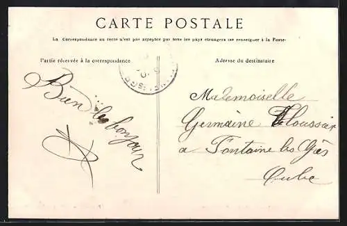 AK Les Grès, Rue bordée d`arbres et maisons en rangée