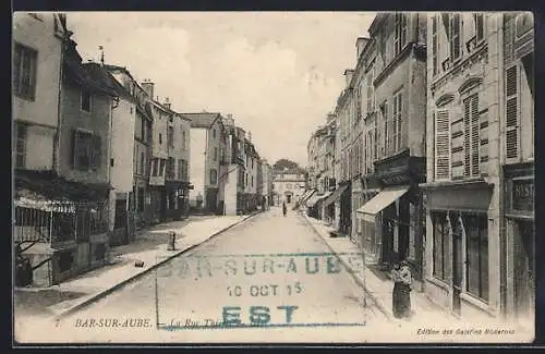 AK Bar-sur-Aube, La Rue Thiers animée avec commerces et passants