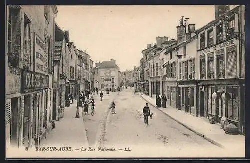 AK Bar-sur-Aube, La Rue Nationale animée avec passants et commerces