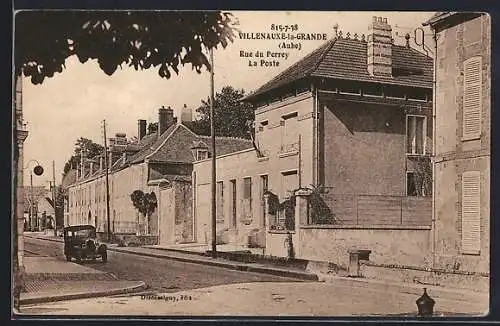 AK Villenauxe-la-Grande, Rue du Perrey et La Poste avec voiture ancienne
