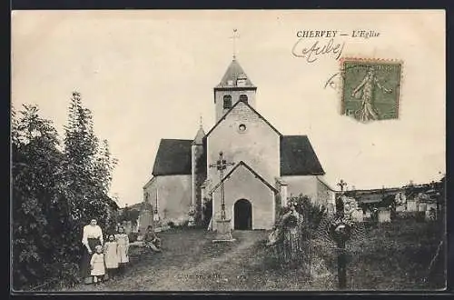 AK Chervey, L`Église et le cimetière avec des villageois devant l`entrée