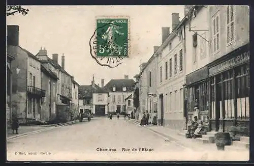 AK Chaource, Rue de l`Étape animée avec passants et bâtiments d`époque