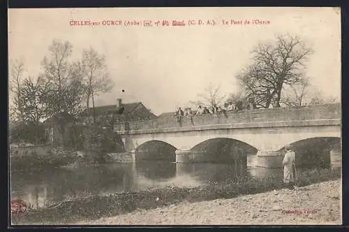 AK Celles-sur-Ource, Le Pont de l`Ource avec passants et paysage fluvial