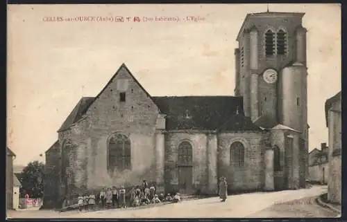 AK Celles-sur-Ource, L`Église et habitants devant l`édifice