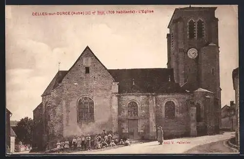 AK Celles-sur-Ource, L`Église avec des habitants devant l`entrée