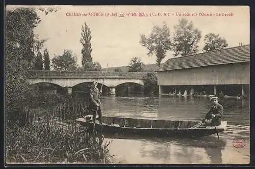 AK Celles-sur-Ource, Un coin sur l`Ource, Le Lavoir avec hommes en barque devant le pont et le bâtiment
