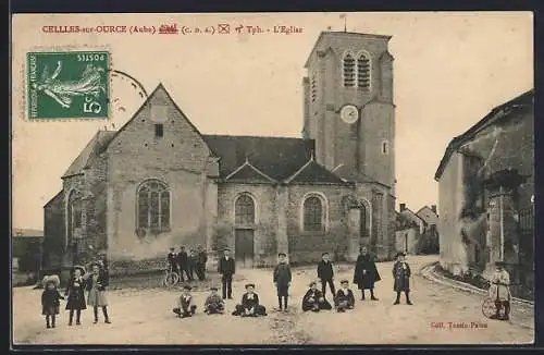 AK Celles-sur-Ource, L`église et enfants posant devant l`édifice