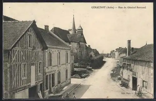 AK Géraudot, Rue du Général Bertrand avec maisons à colombages et église au fond