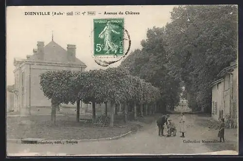 AK Dienville, Avenue du Château avec promeneurs et vélos